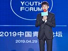 一人吸烟世界关注！王源吸烟惹争议：明星吸烟到底是对是错？
