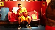 篮球-14年-林书豪搞怪扮蜡像唬粉丝 演技可混好莱坞-新闻