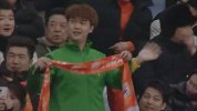 亚冠赛场一致对外！国安球迷手持泰山围巾为山东泰山加油