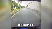 陌生男子裸露下体尾随小女孩，路边司机拿撬棍吓退，警方：已抓获尾随男子