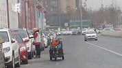 为3元停车费下跪，收费员雨中和车主僵持40分钟：不想被投诉