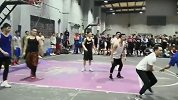 打不过！13岁女孩PK成年男球员不落下风 突破秒传引全场尖叫