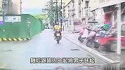 惊魂时刻！骑手被悬挂在空中的电线套头，瞬间人车分离后仰倒地