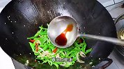 青椒炒蛋的家常做法，炒熟后青椒鲜香鸡蛋嫩滑，味道比饭店还好吃