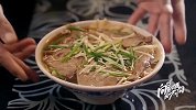 保定除了火烧就属牛肉罩饼最有名，高汤把牛肉和饼子一烫，太美味