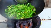 蒜苔炒香肠的正确做法，到底是先炒香肠还是蒜苔？很多人都没做对