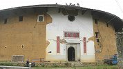 福建深山发现一土楼，已经废弃无人居住，但里面的场景有点吓人