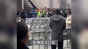 超市被年底采购大军“攻陷”，超市：队伍排到了马路，车子都不够用