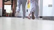 学生拉裤子告诉老师却被同学嘲笑，老师当场发火，一番话引怒赞