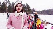 亚欧分界线成俄罗斯人民祈福地 美女主持系丝带为家人许愿