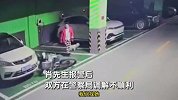女司机多次推倒他人摩托车，拒赔偿并扎轮胎报复，冲监控举刀挑衅