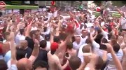 嗨爆！英格兰球迷高唱改编神曲 瓦尔迪没有登场依旧火力全开