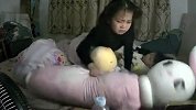 闺女一觉醒来天塌了！爸爸“变”玩偶被单手拎起，爸爸：差点以为我挂了