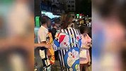 遛狗未牵绳狗腿被压断，狗主人掌掴司机要求送医，路人：撞了活该