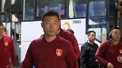 华夏抵达小摩托专心玩手机 谢峰：保级形势还不算明朗