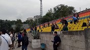 体坛直击：巴西队换外场照顾媒体 高速上开车能看明星