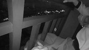 杭州一男孩双腿卡24楼阳台，辅警巧用沐浴露解救