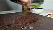 做手撕包菜有人焯水有人过油，都不用，教你正确做法，爽脆又入味