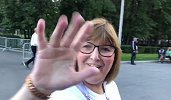 PP体育前方直击：阿什利-扬全家出动声援英格兰 和记者亲切打招呼