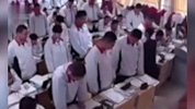 中学老师连续脚踹扇脸十多名学生，教育局：老师行为确实不合适，正处置