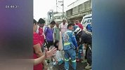 美女走路看手机卡进下水道 路人忙施救她继续刷屏