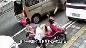 两把菜刀疑从天而降，摩托车主抱头躲避，监控拍下全程！警方回应