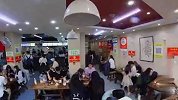 山东济南的这家牛肉烧饼，味道一流，顾客排队等着吃！