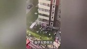 高层住宅失火，家长冒险将孩子从窗户扔出求生，众人用棉被接住