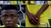 奥运会-16年-是男是女 南非女足球员表情紧张捂住裤裆引争议-新闻