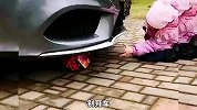 搞笑配音，女孩钻车底下捡球，幸亏大爷及时发现