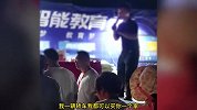 男子舞台上嘲讽观众“穷鬼”，嚣张怒吼：我就是狂，背后有某某撑腰