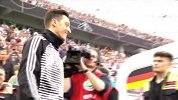 勒沃库森主场球迷亮出震撼TIFO 厄齐尔受伤缺阵仍随队出征