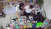 女孩买酒要老板陪喝，被拒后直接坐到老板怀里，老板娘：被挑衅了