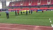 国足-17年-中乌大战入场仪式提前预演 足球旗手一丝不苟-新闻