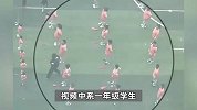 小学老师操场上掌掴脚踹学生，称这是无心之举，学校：教师已停职