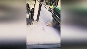 死神来了！女子转身付钱婴儿车倒地 车内孩童碾压