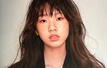 小s大女儿许曦文拍杂志高冷范，小S曾表示庆幸自己女儿是单眼皮