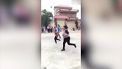 乡村篮球赛惊现女版詹姆斯！一条龙突破碾压防守人