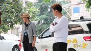俩小贩赌气卖鸡蛋，女顾客坐收渔翁之利，实在是太有才了