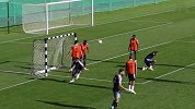法国训练现默契团队配合 五将头球接力将球送进大门