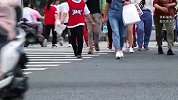 盲人夫妻抱幼儿步行回家，口袋里iPhone11疑被偷走