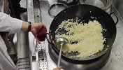 初见于炒饭，沉迷于双手