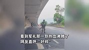 男子遇军人拉练停车礼让，官兵通过后敬礼致谢，拍摄者：热血沸腾