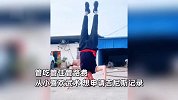 51岁男子转动40斤钢圈场面震撼：能拖动两吨半重汽车，一个月能赚15000元