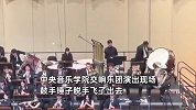 演出现场鼓手锤子脱手飞出，下秒拿出另个锤子救场，旁边队友嘴角差点没压住