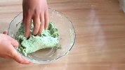 糯米粉这样做饼还是第一次见，加点藿香，清凉解暑，咬一口真过瘾