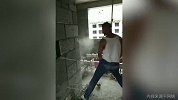 工地拳王！这位师傅对着结实的石墙就来了一套 现场尘土飞扬