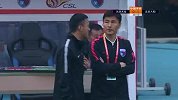 救护车入场！张晨龙争抢刀山球 与孙可相撞受伤