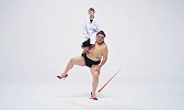 这手机能砸核桃？日本相扑运动员穿高跟鞋，站在上面都没事