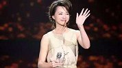 董卿素颜现身幼儿园，同行老太身份神秘，儿子天价学费引热议